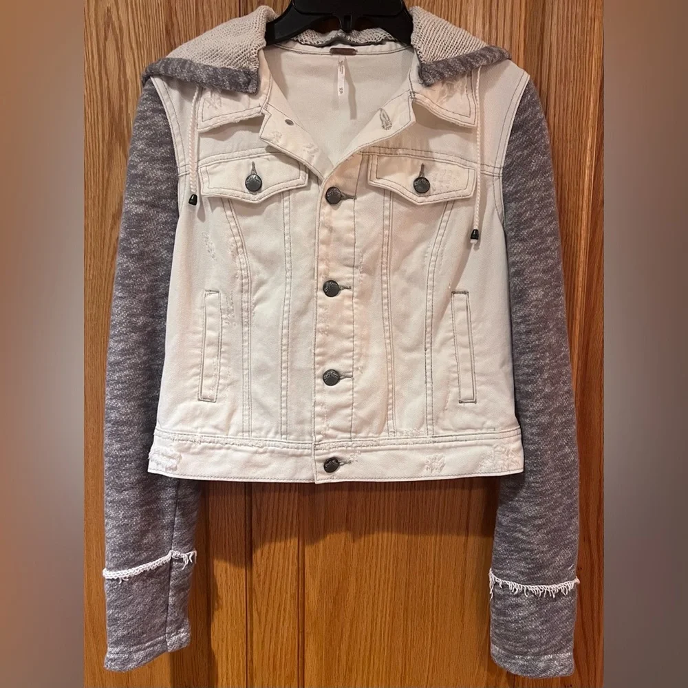 Free People Knit Sleeve & Knit Hood Distressed White Denim Jean Jacket Size XS - Picture 6 of 16
